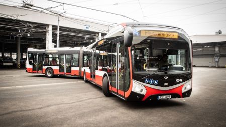 Po Plzni bude jezdit nový typ velkokapacitních autobusů
