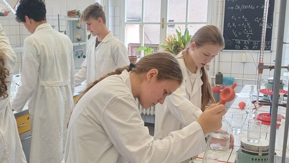 Mladí chemici a chemičky z Plzeňského kraje poznali vědu v praxi i kouzlo sklářské pece