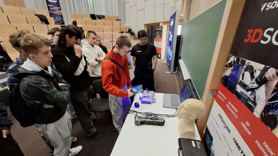 Den obrábění na FST přilákal víc než stovku středoškoláků, zajímala je umělá inteligence