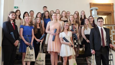 První ročník UniTEEN zakončila promoce. Diplom si převzala šedesátka středoškoláků