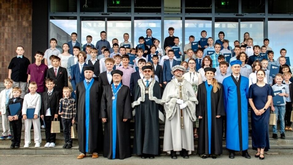 S diplomem v kapse jako velcí studenti a studentky. Na Fakultě strojní promovaly děti