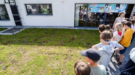Školka v Černicích má novou zelenou střechu